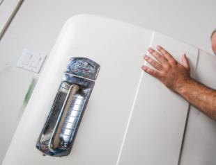 Почему холодильник трещит при работе и чем это грозит агрегату